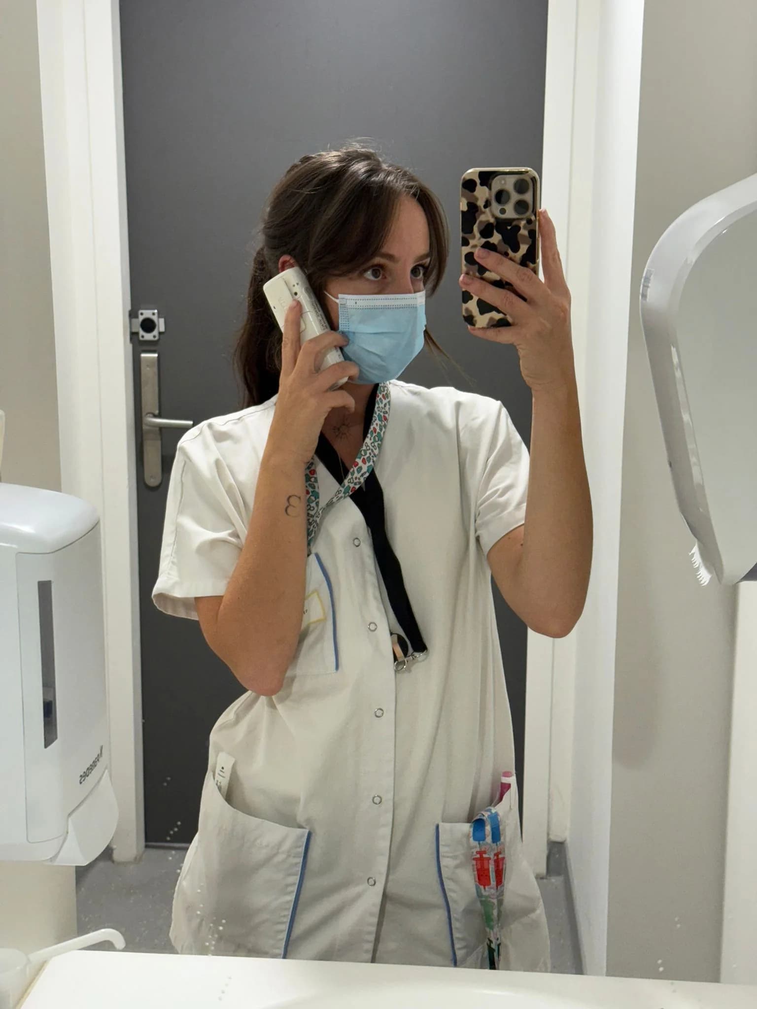 Moi dans mon atelier, en train de coudre